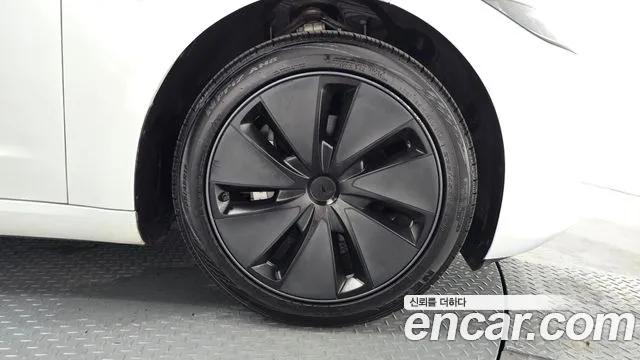 Tesla Model 3 — Фото автомобиля 20