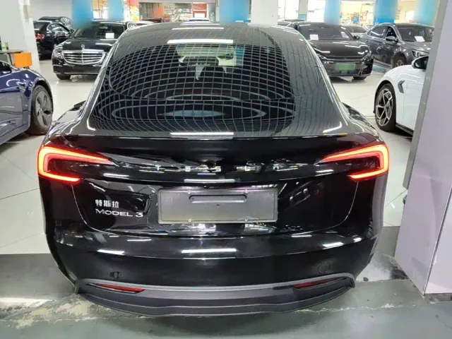 Tesla Model 3 — Фото автомобиля 5