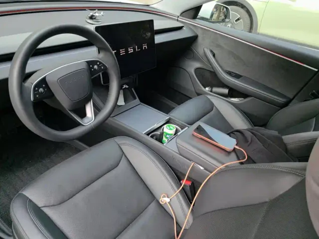 Tesla Model 3 — Фото автомобиля 12