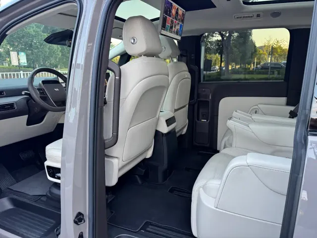 Li Auto MEGA — Фото автомобиля 10