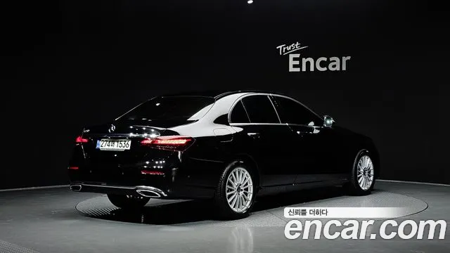 Mercedes-Benz E-Class — Фото автомобиля 2