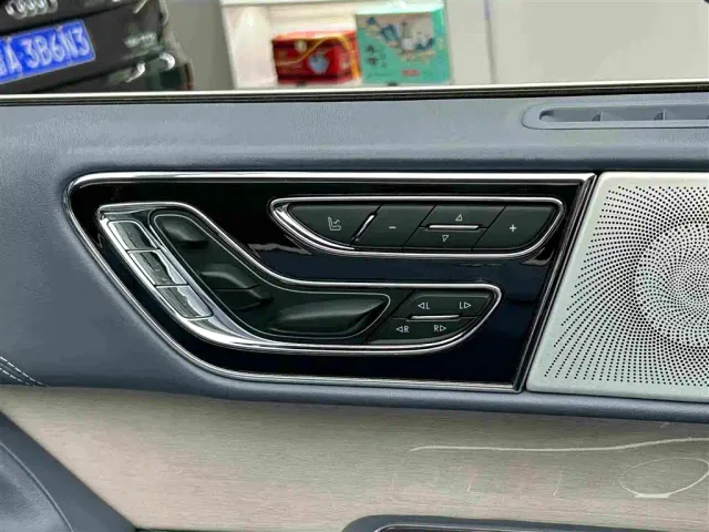 Lincoln Navigator — Фото автомобиля 11