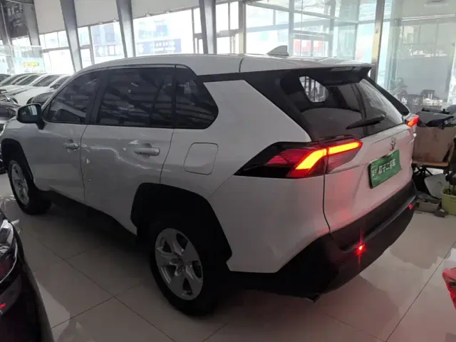 Toyota RAV4 — Фото автомобиля 4