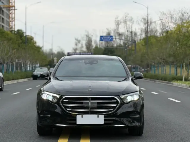 Mercedes-Benz E-Class — Фото автомобиля 2