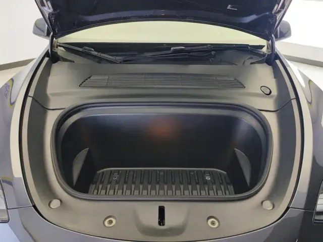 Tesla Model Y — Фото автомобиля 10