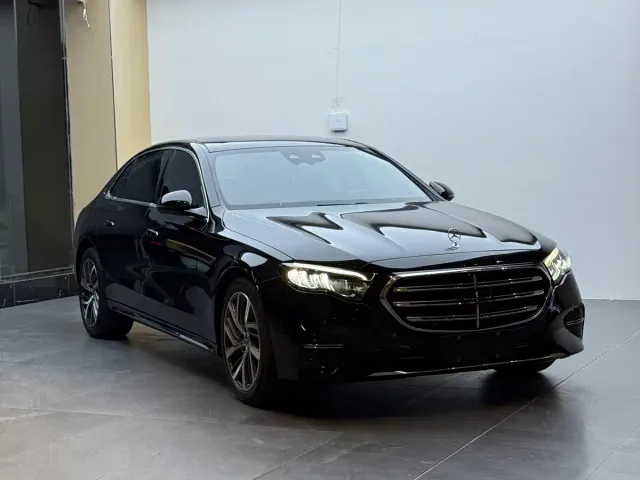 Mercedes-Benz E-Class — Фото автомобиля 3