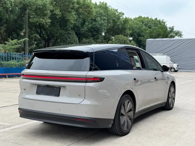 Li Auto i8 — Фото автомобиля 18