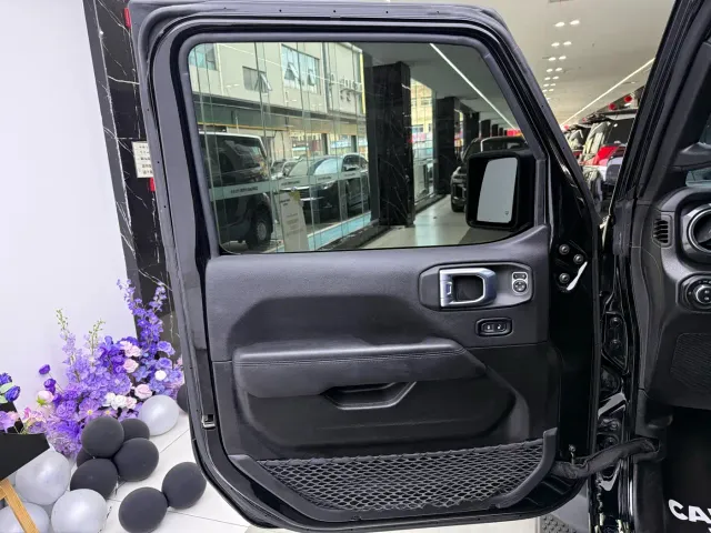Jeep Wrangler — Фото автомобиля 9