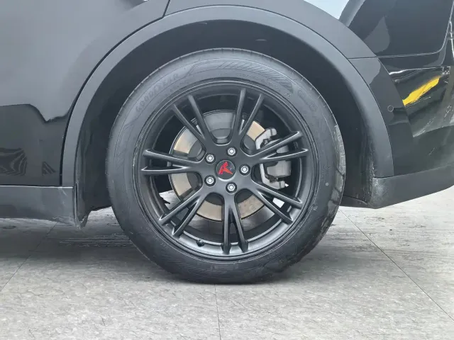 Tesla Model Y — Фото автомобиля 14