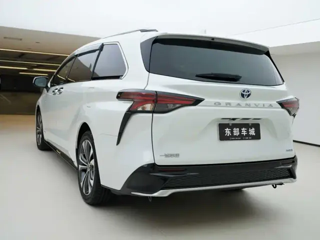 Toyota Granvia 2022 2.5L Hybrid Noble Edition — Фото автомобиля 4