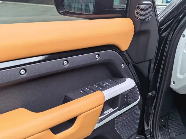 Land Rover Defender — Фото автомобиля 7