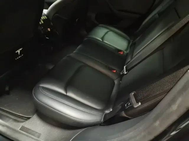 Tesla Model Y — Фото автомобиля 16