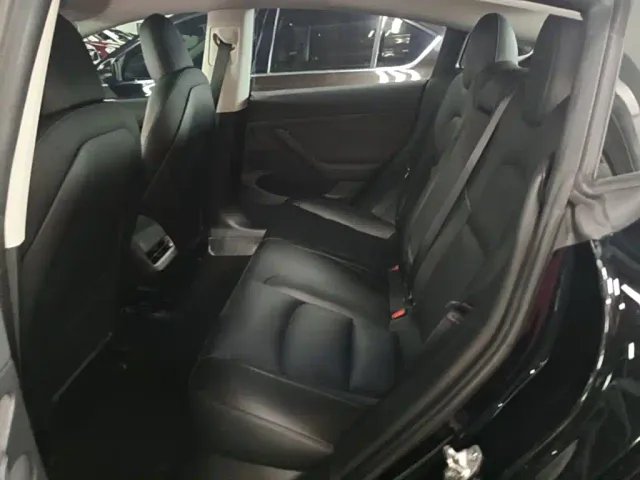 Tesla Model 3 — Фото автомобиля 16