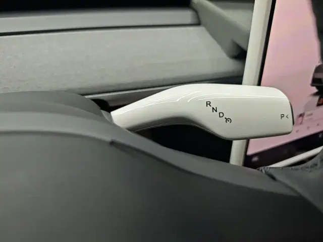 Tesla Model Y — Фото автомобиля 13