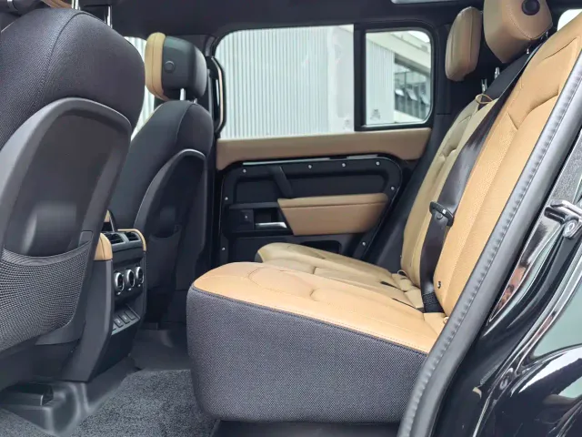 Land Rover Defender — Фото автомобиля 16