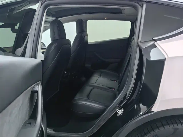 Tesla Model Y — Фото автомобиля 15