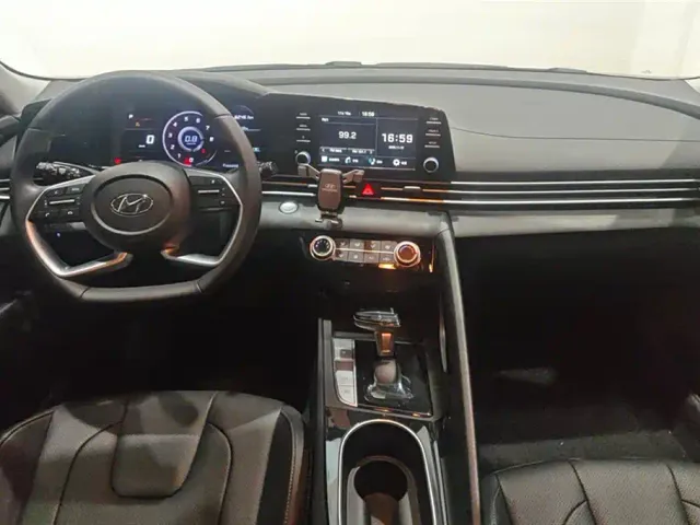 Hyundai Elantra — Фото автомобиля 12