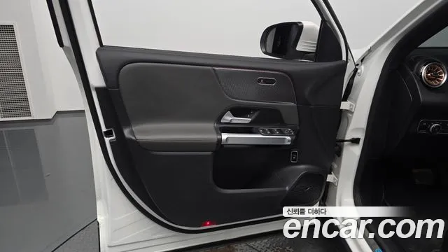 Mercedes-Benz EQB — Фото автомобиля 21