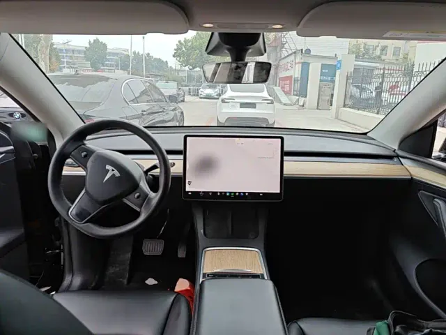 Tesla Model Y — Фото автомобиля 9