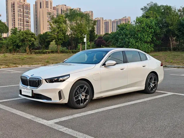 Фотография автомобиля — BMW i5