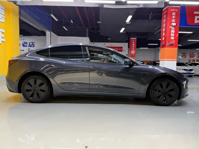 Tesla Model 3 — Фото автомобиля 4