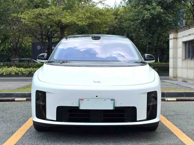 Li Auto i8 — Фото автомобиля 2