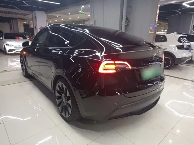 Tesla Model Y — Фото автомобиля 22