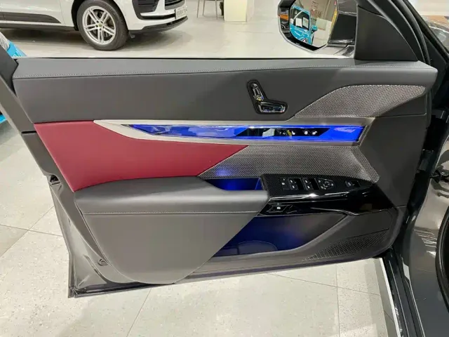 BMW i7 — Фото автомобиля 7