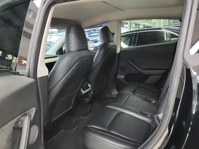 Tesla Model Y — Фото автомобиля 16