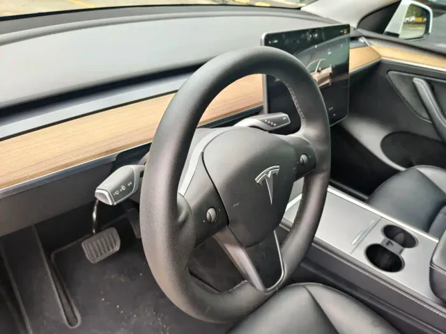 Tesla Model Y — Фото автомобиля 11
