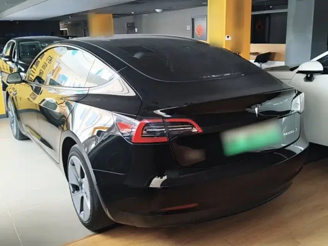 Tesla Model 3 — Фото автомобиля 4