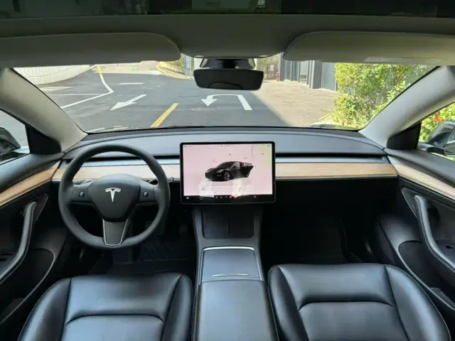 Tesla Model 3 — Фото автомобиля 7