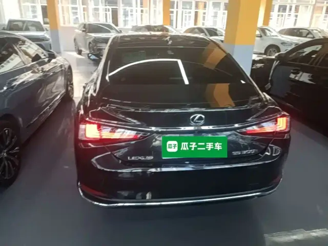 Lexus ES — Фото автомобиля 5