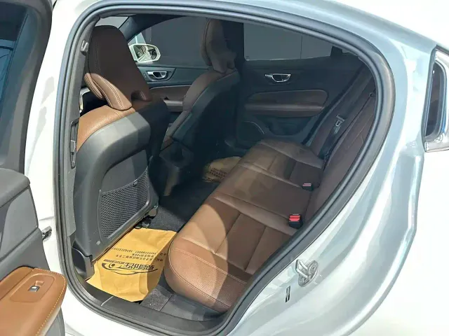 Volvo S60 — Фото автомобиля 11