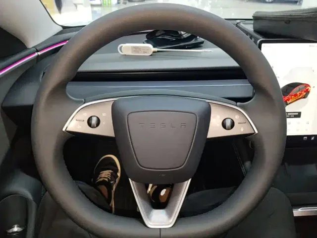 Tesla Model 3 — Фото автомобиля 6