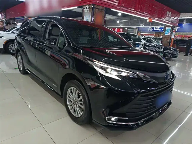 Toyota Sienna — Фото автомобиля 3