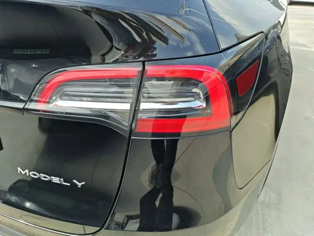 Tesla Model Y — Фото автомобиля 7