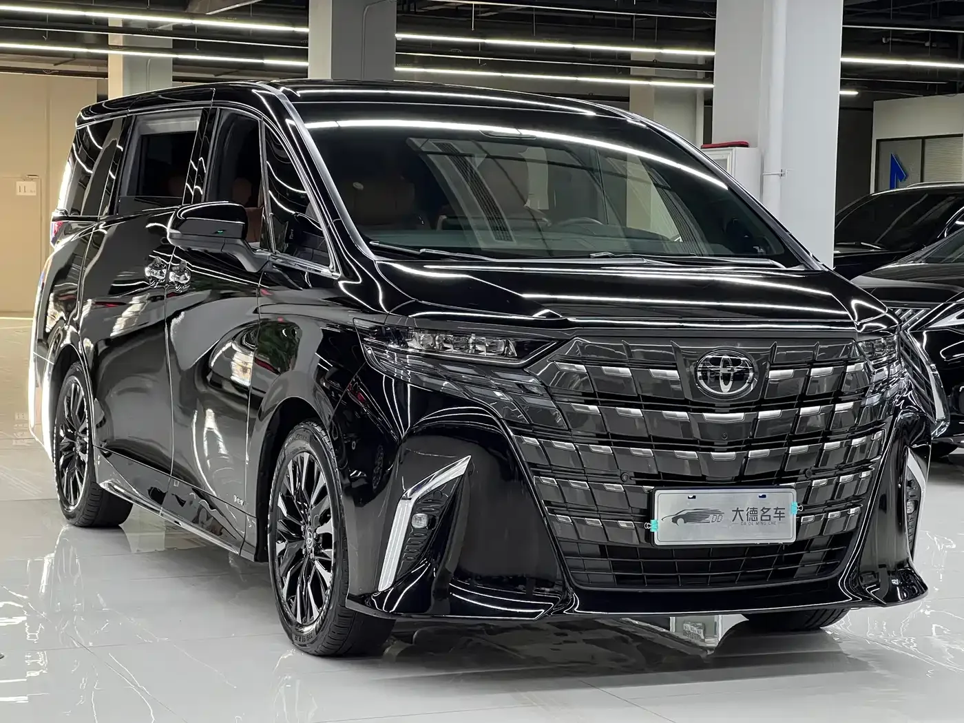 Toyota Alphard 2024 Hybrid 2.5L Ultimate Enjoyment Edition — Фото автомобиля 3