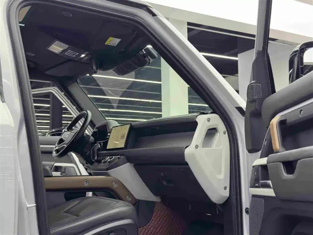 Land Rover Defender — Фото автомобиля 10