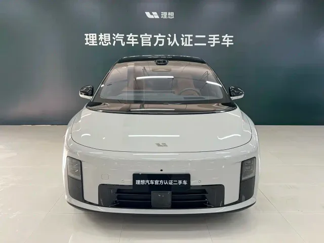 Li Auto i8 — Фото автомобиля 2