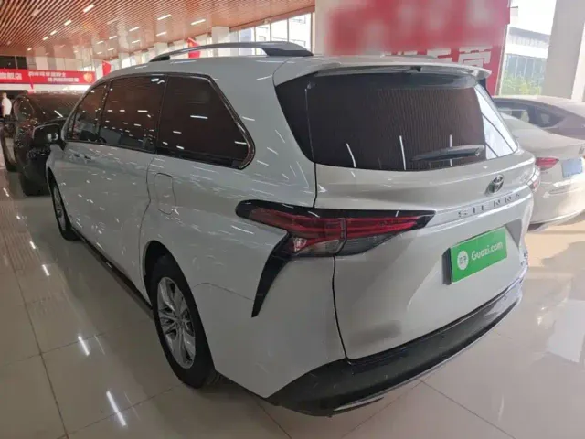 Toyota Sienna — Фото автомобиля 4