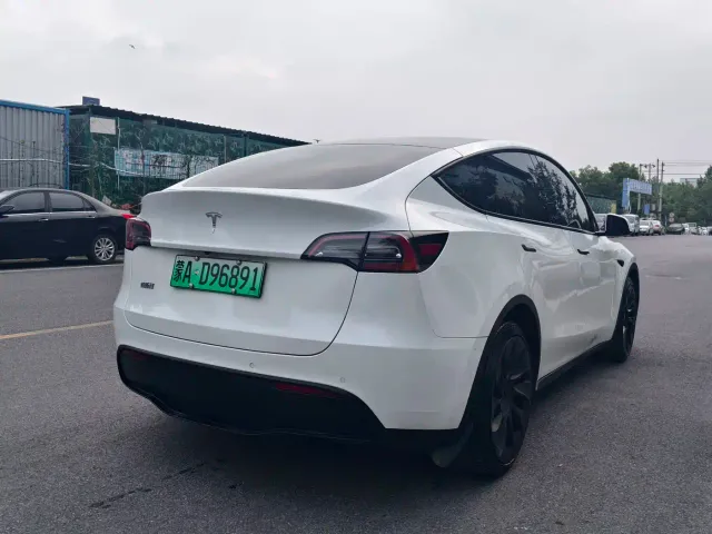 Tesla Model Y — Фото автомобиля 6