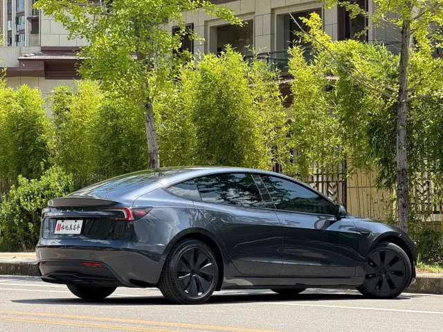 Tesla Model 3 — Фото автомобиля 13