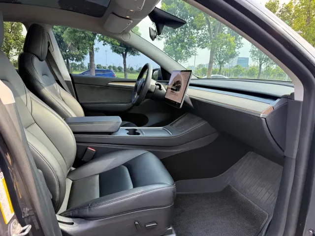 Tesla Model Y — Фото автомобиля 15