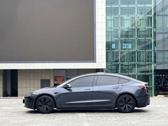 Tesla Model 3 — Фото автомобиля 3
