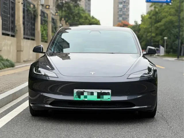 Tesla Model 3 — Фото автомобиля 2
