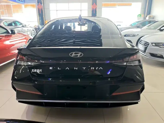 Hyundai Elantra — Фото автомобиля 5