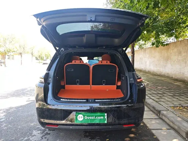 Li Auto L8 — Фото автомобиля 18
