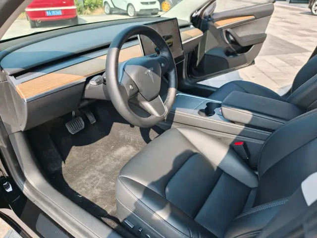 Tesla Model 3 — Фото автомобиля 9