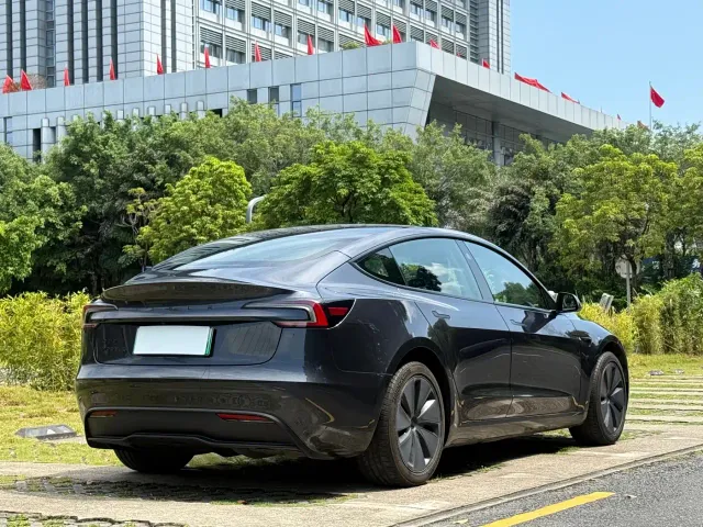 Tesla Model 3 — Фото автомобиля 7